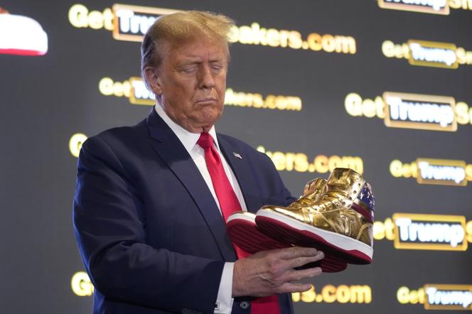 Donald Trump sprzedaje złote buty! "Chciałem tego od dawna"