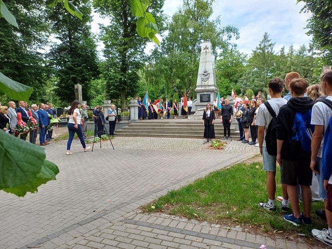 Pamięć o powstańcach żyje w Ostrzeszowie. Ulicami miasta przeszedł Marsz Pamięci [ZDJĘCIA]