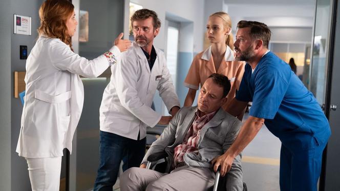  Na dobre i na złe odc. 826. Gloria (Aleksandra Grabowska), Franek (Paweł Ławrynowicz), Borys Jakubek (Marcin Zacharzewski), Paweł (Marcin Sianko)