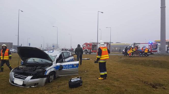 Policjanci ROZBILI radiowóz na autostradzie. Dwie osoby w szpitalu
