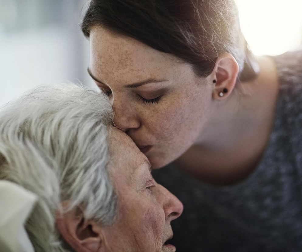 Gdzie dzwonić, kiedy nagle odejdzie bliska osoba? “Karetka nie przyjedzie”