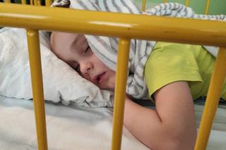 Oskar cierpi w ciszy. Każdy dzień to walka, by przeczekać ból. Mama nie ma już sił