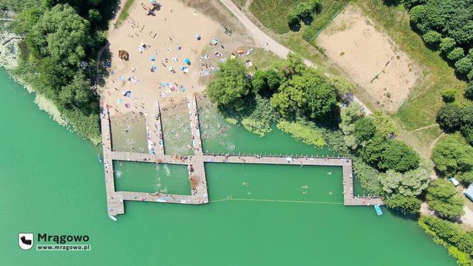 Ogromny pomost i piaszczysta plaża. To miejsce na Mazurach przyciąga tłumy turystów. Zobacz zdjęcia