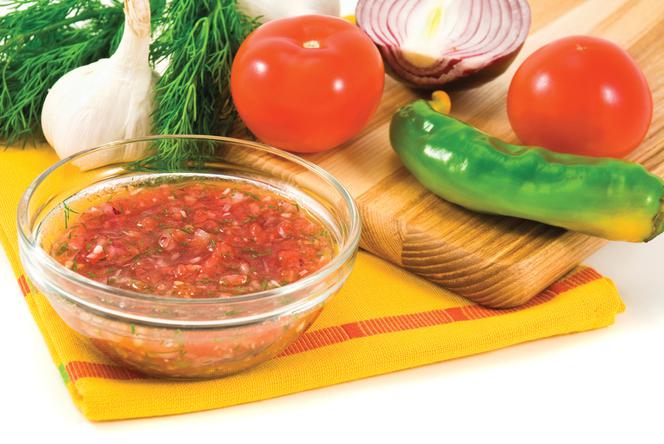 Szybka salsa dla leniwych - przepis na pyszny letni dip