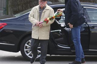 Lech Wałęsa pochwalił się palemką. Tuż przed wejściem do kościoła wykonał piękny gest