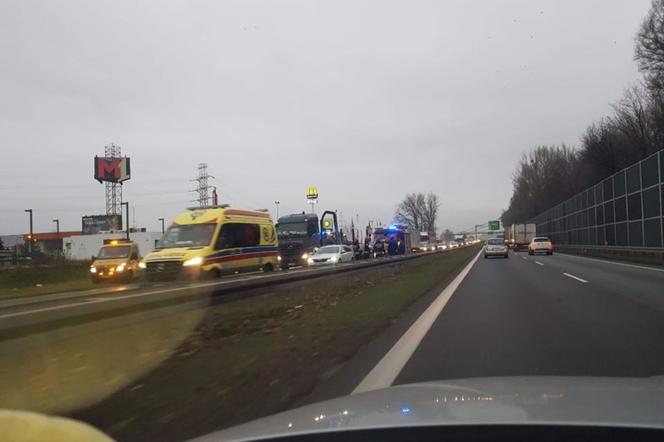 Wypadek na DK86 na wysokości M1. Są ranni. jeden pas w stronę Katowic zablokowany