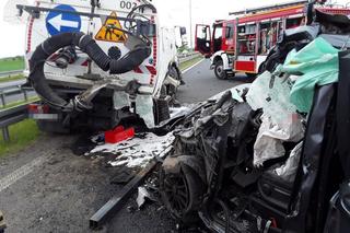 Łódź. Śmiertelny wypadek na drodze krajowej nr 35. Kierowca mercedesa uderzył w tył tira [ZDJĘCIA].