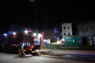 Pożar przy ul. Dąbrowskiego w Białymstoku. Strażacy gaszą budynek w centrum miasta