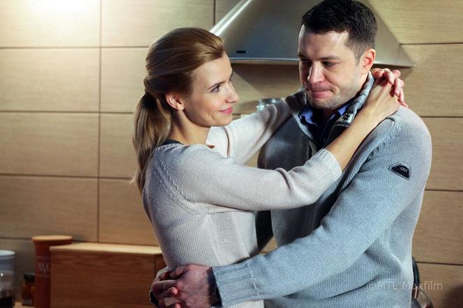 M jak miłość odc. 997 po wakacjach 2013. Małgosia (Joanna Koroniewska), Tomek (Andrzej Młynarczyk)