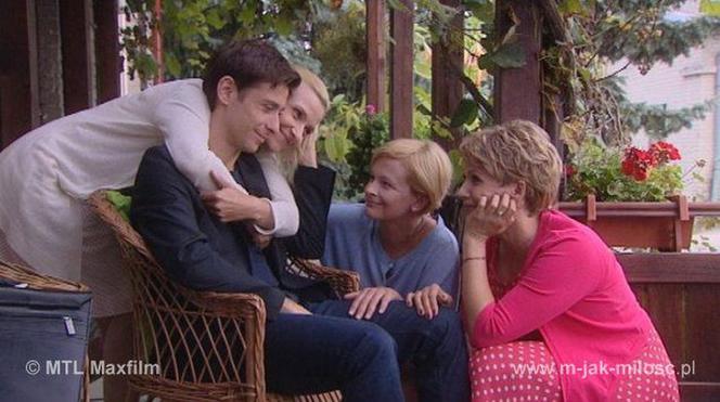 M jak miłość odc. 881. Marek (Kacper Kuszewski), Małgosia (Joanna Koroniewska), Marta (Dominika Ostałowska), Marysia (Małgorzata Pieńkowska)