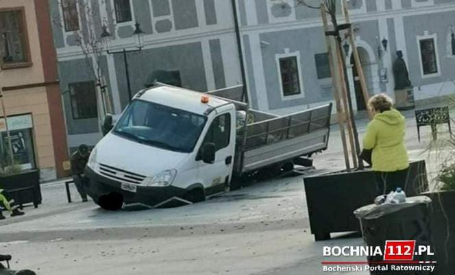 Bochnia. Dostawczak zniszczył nową fontannę na rynku [ZDJĘCIA]
