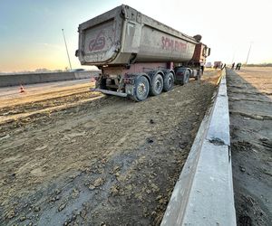 Potężny chaos na autostradzie A2. Na jezdnię i auta wysypały się tony piachu. Korek ma ponad 10 km