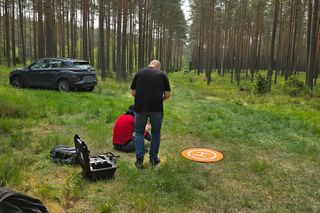 Makabryczne odkrycie w lesie. Najpierw samochód, potem ciało!