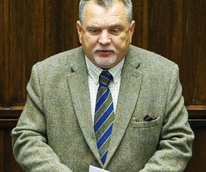 W  czasie obrad Sejmu przeglądał katalog z bronią. Poseł  przyłapany
