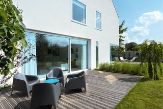 Bryła i wnętrza bliźniaka z narożnym przeszkleniem