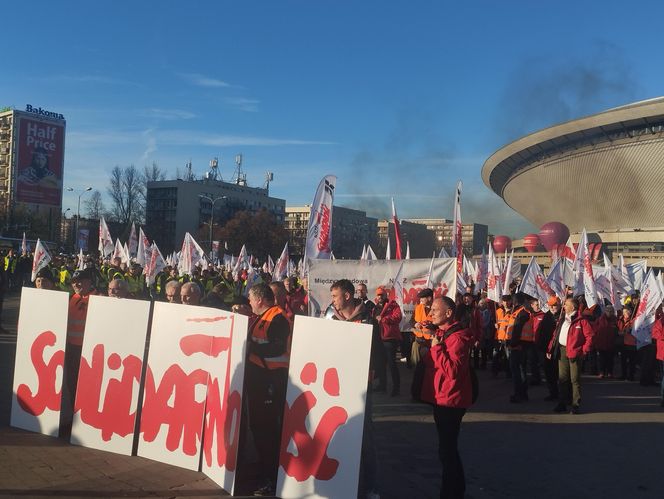 Protest w Katowicach. Tysiące związkowców na ulicach. Padły mocne słowa o „zbrodniczej ideologii”