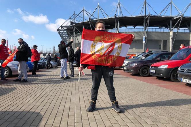 W samochodach kibice Widzewa Łódź żegnali piłkarzy przed derbami