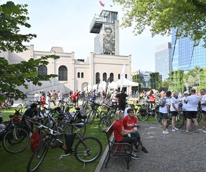 Biało-czerwonym peletonem rowerzyści uczcili Powstanie Warszawskie 