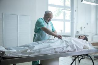 Motyw, odc. 3. Maks (Andrzej Konopka), patolog (Paweł Szczęsny)