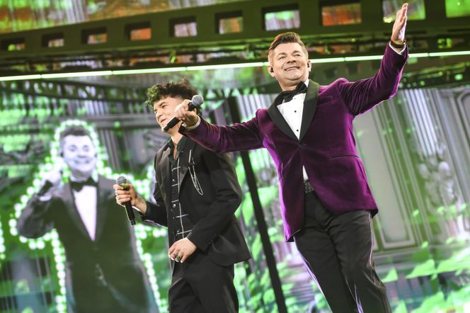 Ksiądz Krzysztof Kołtunowicz bez skarpetek wygłupia się przy kawałku Zenka Martyniuka