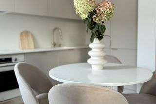 Kaszmirowe mieszkanie Nikoli. Wnętrza zmieniają się w zależności od pory dnia