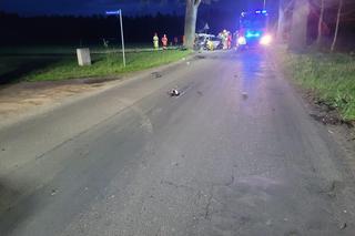 Rurzyca. Osobówka wypadła z drogi i zatrzymała się na drzewie. Nie żyje mężczyzna