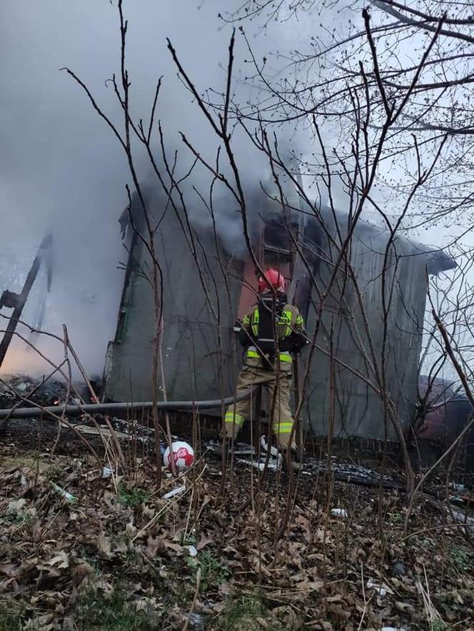 Toruń: Pożar pustostanu przy Szosie Chełmińskiej. Imponująca łuna ognia