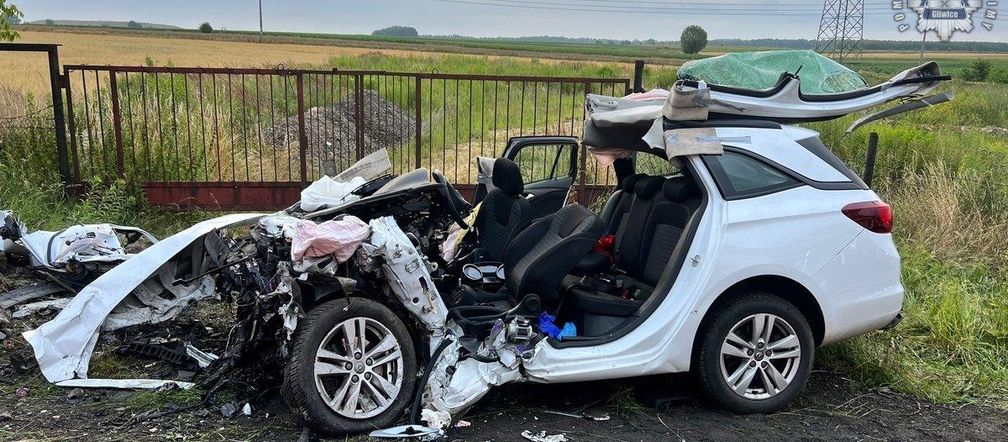 Pyskowice. Nie żyje młody kierowca. Z opla niewiele zostało, wskazówka na liczniku zatrzymała się na 160 km/h