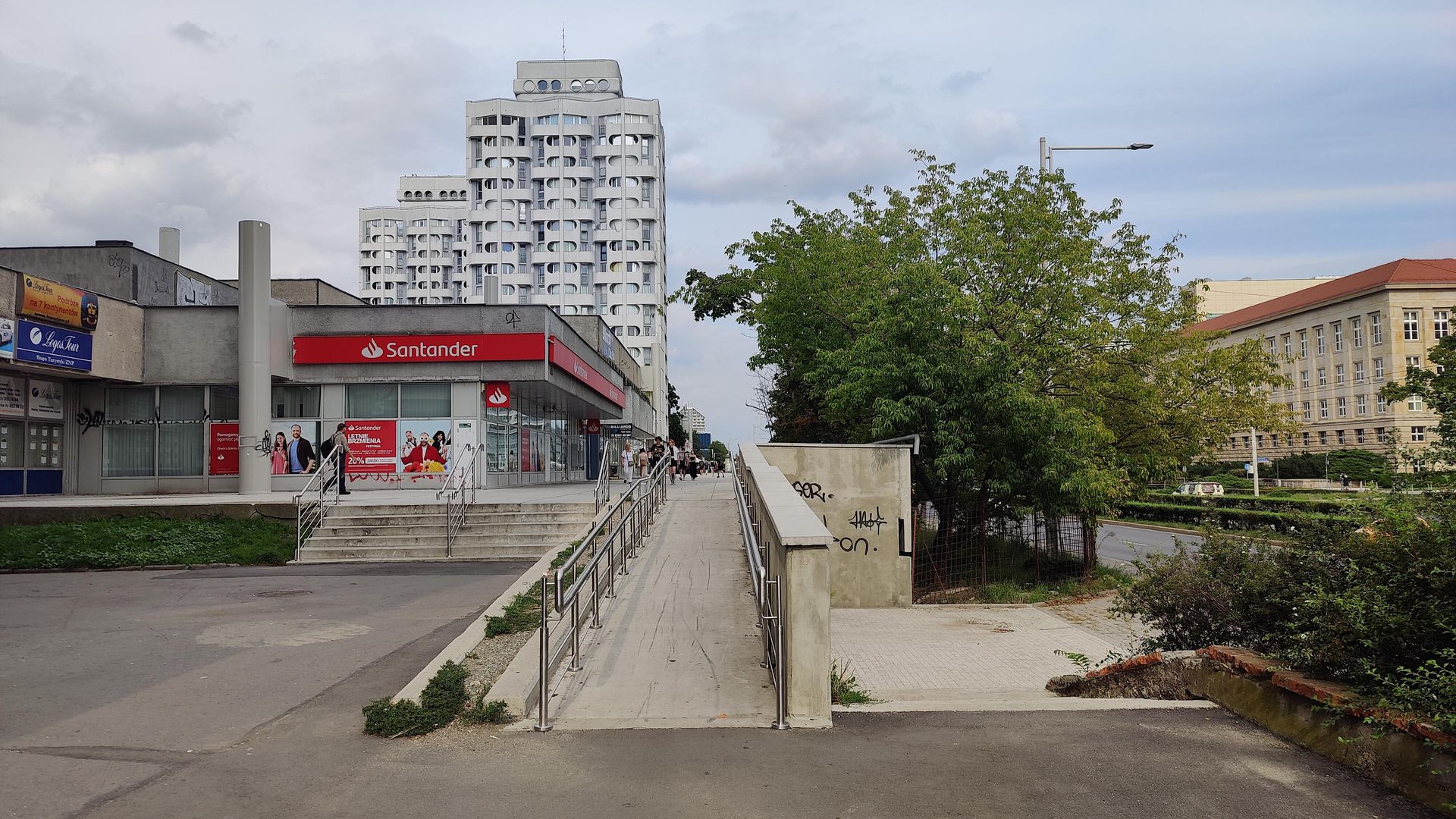 Remont esplanady przy Sedesowcach we Wrocławiu