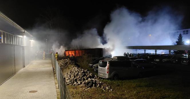 Koszalin: Pożar w warsztacie samochodowym. Spłonęło kilka aut [ZDJĘCIA]