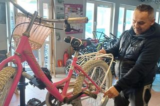 Biała Podlaska. Pan Marek naprawia stare rowery i oddaje je potrzebującym