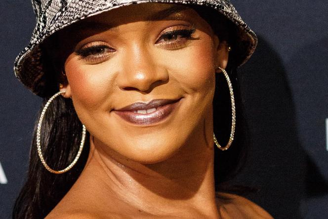 Rihanna w wężowym kapeluszu