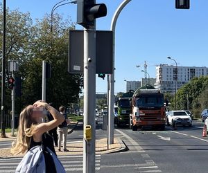 Szambiarka rozszczelniła się po zderzeniu z oplem. Kobieta trafiła do szpitala.