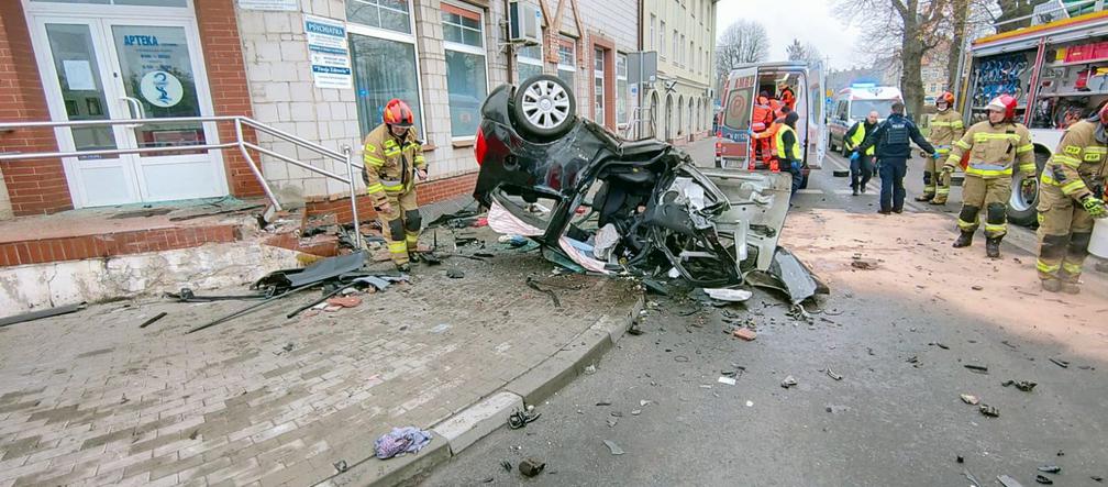  Braniewo. 27-letni kierowca uderzył w budynek apteki