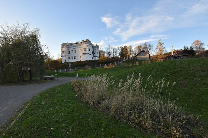 To najsławniejsza wieś w Małopolsce. Legenda głosi, że w miejscowym dworze zamieszkały diabły