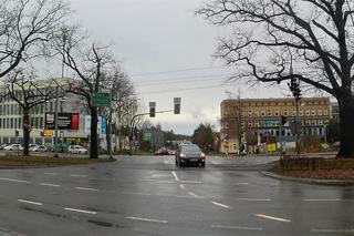Drogowskaz w centrum Szczecina wskazuje błędne kierunki