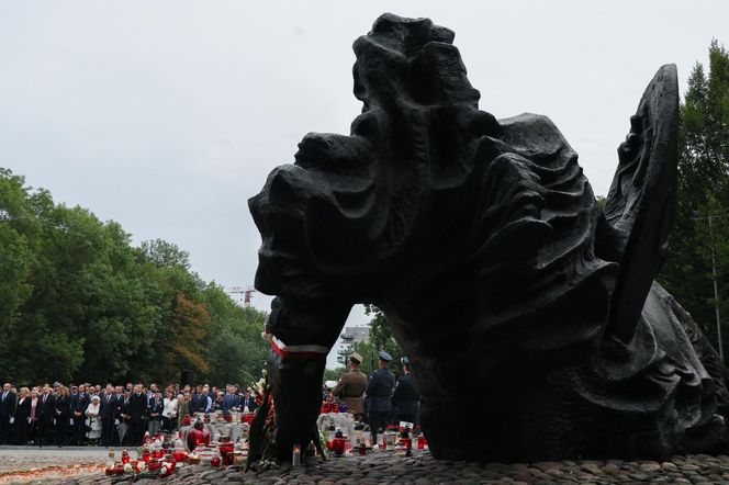 Uroczystość pod pomnikiem Polegli Niepokonani (1.08.2025)