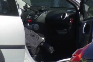 Emeryt z nożem w klatce piersiowej. Dramatyczna akcja ratunkowa na Ochocie. „Wyciągnęli go z auta”