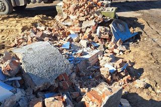 Zburzyli 100-letnią kapliczkę, bo budują drogę. Skandal pod Radzyminem, mieszkańcy w furii