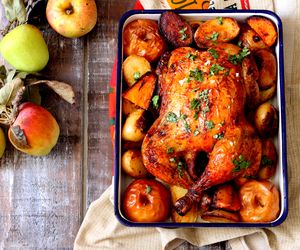 Kurczak pieczony w piekarniku z ziemniakami i jabłkami