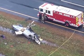 Samolot rozbił się na autostradzie