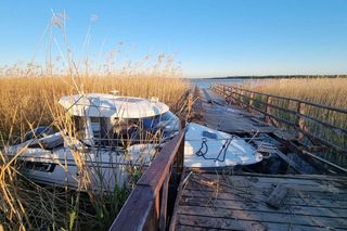 Niecodzienny wypadek w Mielnie. Jacht motorowy staranował molo