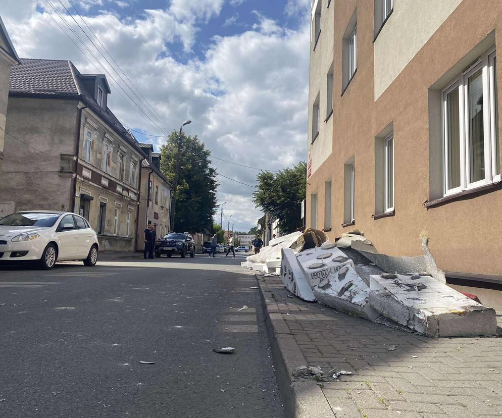 Spadła elewacja urzędu skarbowego