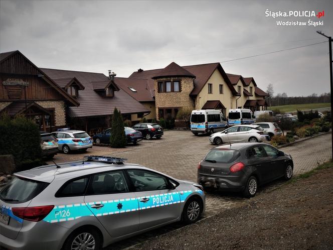 Mszana. Policjanci przerwali chrzciny w lokalu [ZDJĘCIA]