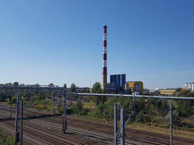 ​Najwyższa budowla w Lesznie przechodzi malowanie. Komin MPEC-u jak nowy