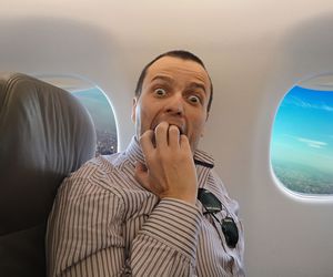 Strach przed lataniem: jak go pokonać? Dlaczego boimy się podróżować samolotem? [WIDEO]