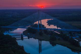 Wspomnienie lata: Most Rędziński w zachodzącym słońcu [ZDJĘCIE]