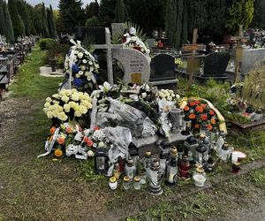 Grób Jacka Wójcika tonie w kwiatach i zniczach. Fani wciąż odwiedzają „Dżejka” 