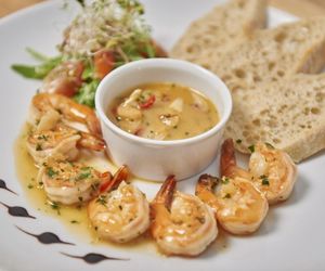 Krewetki na maśle czosnkowym z pieczywem: przepis