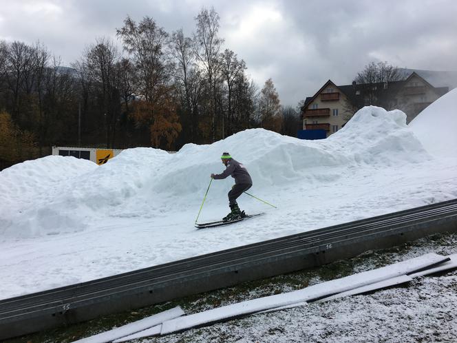 W Karpaczu jest już sporo śniegu. Pochodzi z fabryki